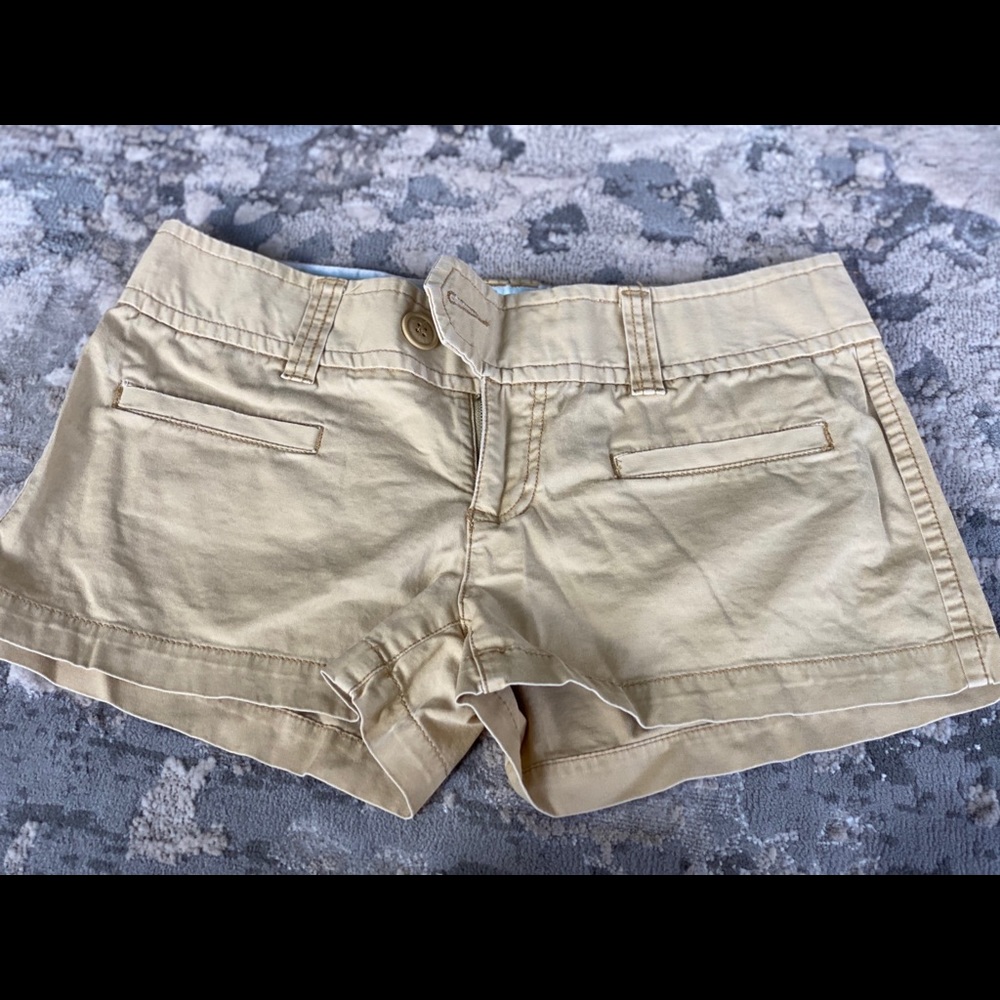 American Eagle Khaki Shorts 💕